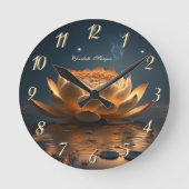 Elegant Gold Lotus, Dark, Yoga Runde Wanduhr (Vorderseite)