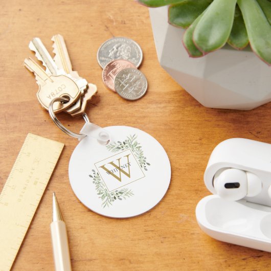 Elegant Gold Monogram Greenery Personalisiert Schlüsselanhänger (Schreibtisch)