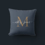 Elegant Gold Monogram Script Names Wedding Blue Kissen<br><div class="desc">Chic mit Monogramm Sake-Kissen mit Ihren Namen und Monogramm in weißer eleganter handgeschriebener Schrift Kalligraphie und goldmoderner Typografie auf dunkelblauem Hintergrund. Fügen Sie einfach Ihre Namen und Monogramm hinzu. Exklusiv für Sie entworfen von Happy Dolphin Studio. Wenn Sie Hilfe oder passende Produkte benötigen, kontaktieren Sie uns bitte unter happydolphinstudio@outlook.com. Wir...</div>