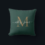 Elegant Gold Monogram Script Names Wedding Green Kissen<br><div class="desc">Chic mit Monogramm Sake Kissen mit Ihren Namen und Monogramm in weißer, eleganter Schrift Kalligraphie und goldmoderner Typografie auf dunkelgrünem Hintergrund. Fügen Sie einfach Ihre Namen und Monogramm hinzu. Exklusiv für Sie entworfen von Happy Dolphin Studio. Wenn Sie Hilfe oder passende Produkte benötigen, kontaktieren Sie uns bitte unter happydolphinstudio@outlook.com. Wir...</div>