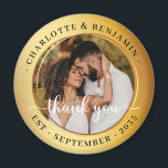 Elegant Gold Rings Couple Foto Wedding Vielen Dank Magnet<br><div class="desc">Feiern Sie Ihren besonderen Tag mit diesem eleganten Gold Rings Couple Foto Wedding Dankeschön Magneten. Dieser Magnet ist der perfekte Sake für Ihre Gäste, mit einem zeitlosen Design von stilisierten goldenen Ringen Set vor einem luxuriösen goldenen Hintergrund und ein paar Fotos. Der Magnet kann mit den Namen der Braut und...</div>