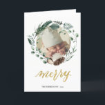 Elegant Gold Script Eucalyptus Foliage Grüne Feiertagskarte<br><div class="desc">Senden Sie Urlaubswünsche und Grüße an Freunde, Kollegen und Familie in einfachen, niedlichen, schicken, eleganten und modernen Foto-Design festlich, Natur-Farbe Stil gefaltet Urlaubskarten! Ein wunderschöner Kranzrahmen aus verschiedenen, sanft grün gestrichenen Blätter (Kiefer, Eukalyptus, Farn) mit hübschen braunen Kiefernzapfen und Elfenbeinmagnolien vor sich. Unter Foto finden Sie Gold "Merry" in eleganter...</div>
