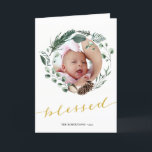 Elegant Gold Script Eucalyptus Foliage Grüne Feiertagskarte<br><div class="desc">Senden Sie Urlaubswünsche und Grüße an Freunde, Kollegen und Familie in einfachen, niedlichen, schicken, eleganten und modernen Foto-Design festlich, Natur-Farbe Stil gefaltet Urlaubskarten! Ein wunderschöner Kranzrahmen aus verschiedenen, sanft grün gestrichenen Blätter (Kiefer, Eukalyptus, Farn) mit hübschen braunen Kiefernzapfen und Elfenbeinmagnolien vor sich. Unterhalb des Fotos finden Sie Gold "Gesegnet" in...</div>