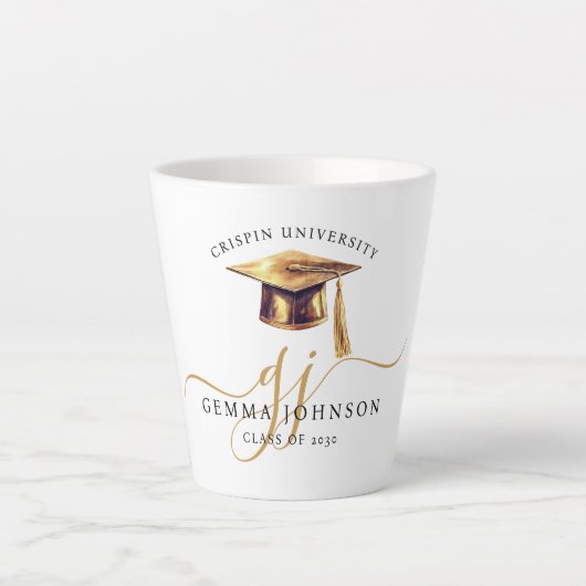 Elegant Gold Script Monogram Graduation Milchtasse (Vorderseite)