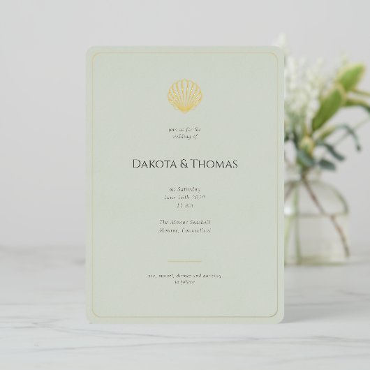 Elegant Gold Seashell Sage Wedding invitation Folieneinladung (Stehend vorne)
