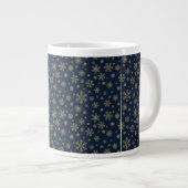 Elegant Gold Snowflake Winter Pattern Jumbo-Tasse (Vorderseite Rechts)