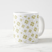 Elegant Gold Snowflake Winter Pattern Jumbo-Tasse (Vorderseite Rechts)