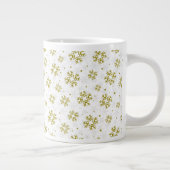 Elegant Gold Snowflake Winter Pattern Jumbo-Tasse (Rechts)