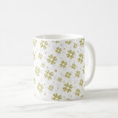 Elegant Gold Snowflake Winter Pattern Kaffeetasse (VorderseiteRechts)