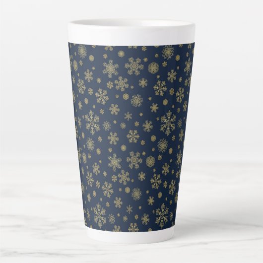 Elegant Gold Snowflake Winter Pattern Milchtasse (Vorderseite)
