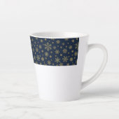 Elegant Gold Snowflake Winter Pattern Milchtasse (Rechts)