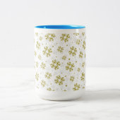 Elegant Gold Snowflake Winter Pattern Zweifarbige Tasse (Mittel)