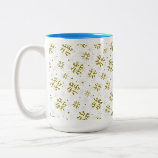 Elegant Gold Snowflake Winter Pattern Zweifarbige Tasse (Links)