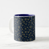 Elegant Gold Snowflake Winter Pattern Zweifarbige Tasse (Vorderseite Links)