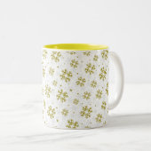 Elegant Gold Snowflake Winter Pattern Zweifarbige Tasse (VorderseiteRechts)