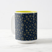 Elegant Gold Snowflake Winter Pattern Zweifarbige Tasse (Vorderseite Links)