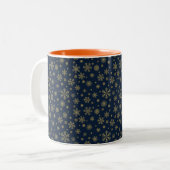 Elegant Gold Snowflake Winter Pattern Zweifarbige Tasse (Vorderseite Links)