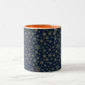 Elegant Gold Snowflake Winter Pattern Zweifarbige Tasse (Mittel)