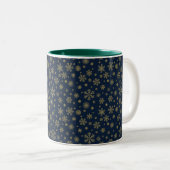 Elegant Gold Snowflake Winter Pattern Zweifarbige Tasse (VorderseiteRechts)