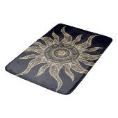 Elegant Gold Sun Mandala Blue Nebula Design Badematte (Schrägansicht)