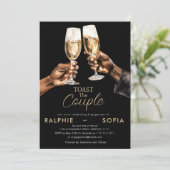 Elegant Gold Toast Couple Engagement Celebration Einladung (Stehend Vorderseite)