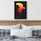 Elegant Gold und Crimson Calla Lilies Leinwanddruck (Insitu (Schlafzimmer))