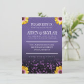 Elegant Golden Daisies mit Lila Glitzer Hochzeit Einladung (Stehend Vorderseite)