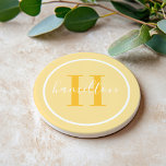 Elegant Golden Yellow Custom Monogram Initial Getränkeuntersetzer<br><div class="desc">Das elegante, runde, personalisierte Getränke-Untersetzer-Design zeichnet sich durch ein klassisches Serif-Monogramm aus, das in einer sonnigen goldgelben, gelben Farbe mit Ihrem Nachnamen in einem modernen, weißen Kalligraphieskript vor einem hellgelben Hintergrund beginnt. Ein einfacher weißer Kreis umrahmt das Design. Das Farbschema kann so angepasst werden, dass es sich perfekt mit Ihrer...</div>