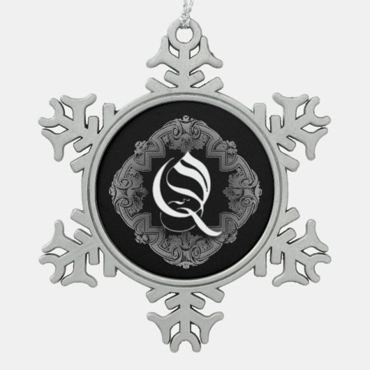 Elegant Goth Initial Q Snowflake Ornament (Vorderseite)