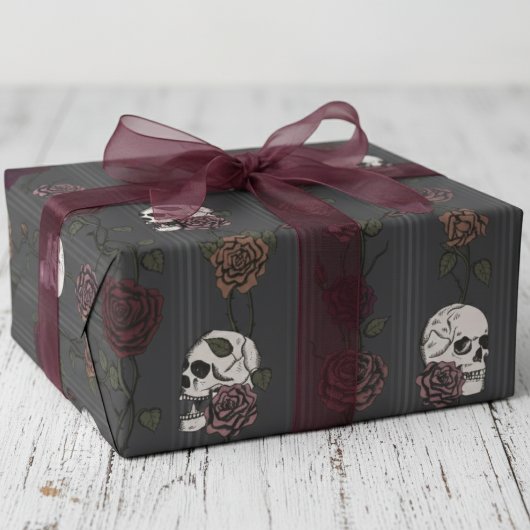 Elegant Gothic Skull & Rose Stripes Geschenkpapier