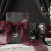 Elegant Gothic Skull & Rose Stripes Geschenkpapier