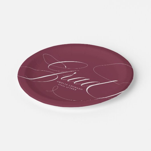 Elegant Grad Calligraphy Script Maroon Abschluss Pappteller (Schrägansicht)