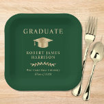 Elegant Grad Cap Green Gold Graduation Party Pappteller<br><div class="desc">Elegante grüne Graduiertenparty-Teller mit goldener Graduiertenkappe,  Graduate und dem Namen,  der Schule und dem Klassenjahr des Absolventen in klassischer Serifentypografie.</div>