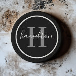 Elegant Gray Black Round Custom Monogram Initial Getränkeuntersetzer<br><div class="desc">Das elegante, runde, personalisierte Getränke-Untersetzer-Design zeichnet sich durch ein klassisches Serif-Monogramm aus, das in Pfeffergrau mit Ihrem Nachnamen / Nachnamen in einem modernen, weißen Kalligraphieskript vor schwarzem Hintergrund initiiert wurde. Ein einfacher weißer Kreis umrahmt das Design. Das Farbschema kann so angepasst werden, dass es sich perfekt mit Ihrer Wohngestaltung abstimmt....</div>