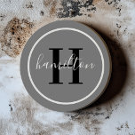 Elegant Gray Black Round Custom Monogram Initial Getränkeuntersetzer<br><div class="desc">Das elegante, runde, personalisierte Getränke-Untersetzer-Design zeichnet sich durch ein klassisches Serif-Monogramm aus, das in Schwarz mit Ihrem Nachnamen / Nachnamen in modernen, weißen Kalligrafiebeschriften vor einem dunkelpewter grauen Hintergrund eintippt. Ein einfacher weißer Kreis umrahmt das Design. Das Farbschema kann so angepasst werden, dass es sich perfekt mit Ihrer Wohngestaltung abstimmt....</div>