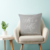 Elegant Gray Mr. und Mrs. Script Custom Monogram Kissen (Stuhl )