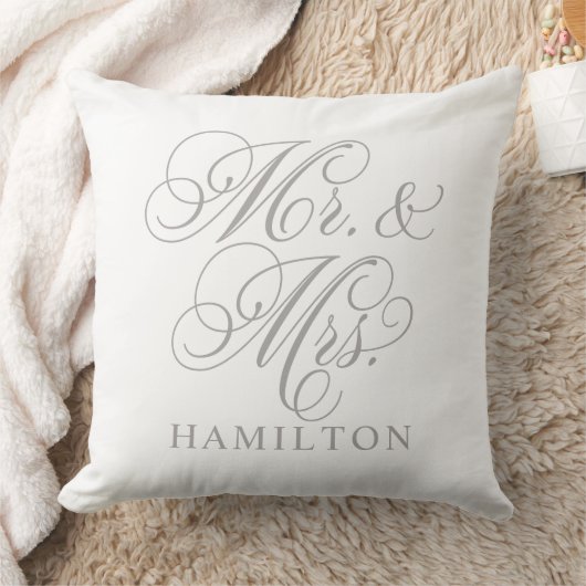 Elegant Gray Mr. und Mrs. Script Custom Monogram Kissen (Decke)