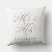 Elegant Gray Mr. und Mrs. Script Custom Monogram Kissen (Rückseite)