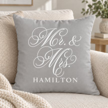 Elegant Gray Mr. und Mrs. Script Custom Monogram