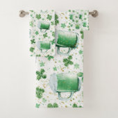 Elegant Green Beer Mugs and Shamrocks White Badhandtuch Set (Insitu)