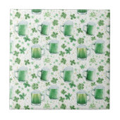 Elegant Green Beer Mugs and Shamrocks White Fliese (Vorderseite)