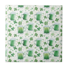 Elegant Green Beer Mugs and Shamrocks White Fliese