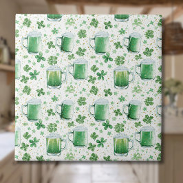 Elegant Green Beer Mugs and Shamrocks White Fliese