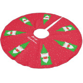 Elegant Green Christmas Gnomes on Red Polyester Weihnachtsbaumdecke (Schrägansicht)