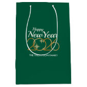 Elegant Green & Gold “New Year 2026” Personalized  Mittlere Geschenktüte (Vorderseite)