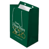 Elegant Green & Gold “New Year 2026” Personalized  Mittlere Geschenktüte (Rückseite Schrägansicht)