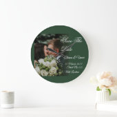 Elegant Green Kiss Save the Date Große Wanduhr (Zuhause)