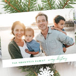 Elegant Green MERRY CHRISTMAS Foto Collage Feiertagskarte<br><div class="desc">WÜNSCHEN SIE IHRE FAMILIE,  FREUT SICH AUF EINE FREUNDLICHE CHRISTMAS Foto Collage HAPPY Holiday Card. Diese trendige Karte beinhaltet 3 Fotos auf der Rückseite mit einem großen Foto auf der Vorderseite,  auf der Vorder- und Rückseite ist ein eigener Text.</div>