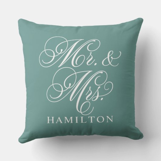 Elegant Green Mr. und Mrs. Script Custom Monogram Kissen (Rückseite)