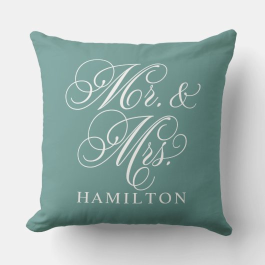 Elegant Green Mr. und Mrs. Script Custom Monogram Kissen (Vorderseite)